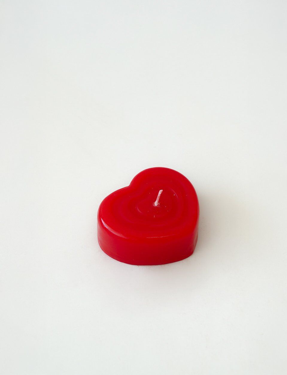 Crimson Ripple Heart Rose Scented Candle - Image 2